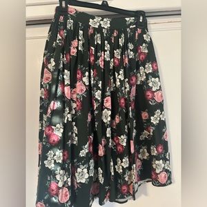 Collectif, size small Uk 10, dark green, floral print full skirt with pockets!